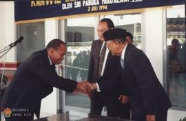 Penjabat Gubernur DIY Sri Paduka Paku Alam VIII berjabat tangan dengan Kepala Kanwil Depnaker Pro...