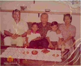 Sri Sultan Hamengku Buwono IX foto bersama putri, menantu (Mayor CPM Budi Permana) dan cucu (Ario...