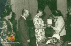 Ibu Tien Soeharto menyerahkan tanda kenangan untuk Nyonya Stevan Doronjski.