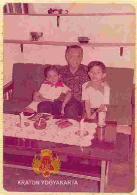 Sri Sultan Hamengku Buwono IX foto bersama kedua cucu (Arianto Satigi Budianto dan Brahmanto Nurd...