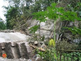 Kondisi Bukit Permoni di Dusun Blawong I, Trimulyo, Jetis, Bantul yang runtuh akibat gempa bumi.