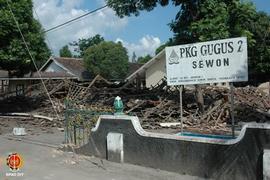 Kondisi sebagian bangunan SD Inti Jarakan I di Panggungharjo Sewon yang hancur dan rata dengan ta...