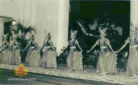 Hiburan Tari Golek Puri dari Yogyakarta.