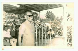 Sri Sultan Hamengku Buwono IX sedang tertawa saat berpidato pada Kampanye Golkar tahun 1971 di Ba...