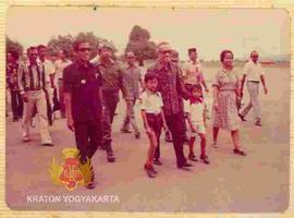 Sri Sultan Hamengku Buwono IX beserta rombongan meninggalkan Banda Aceh  tampak di kanan kiri bel...