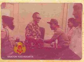 Para hadirin antri berjabat tangan  dengan Sri Sultan Hamengku Buwono IX usai pertemuan dengan pe...