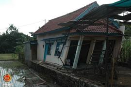 Kondisi rumah pemilik bengkel las di daerah Kweni Jalan Bantul, tampak pagar rumah roboh ke sawah...