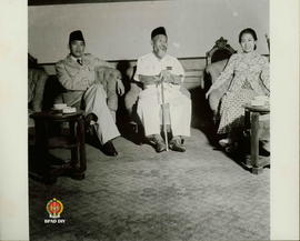 Abdul Madjid duduk di tengah berdampingan dengan Presiden Soekarno dan Ibu Hartini pada saat Resi...