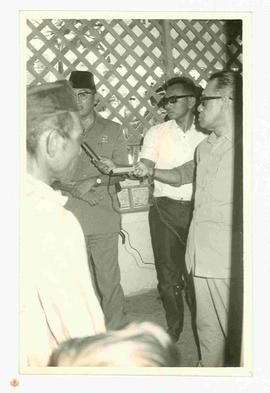 Sri Sultan Hamengku Buwono IX  dengan serius mendengarkan penjelasan dari Moenadi dalam kunjungan...