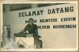 Sri Sultan Hamengku Buwono IX di podium memberikan sambutan dihadapan masyarakat Kebumen tampak d...