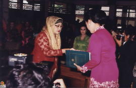 GKR. Hemas menerima memori jabatan BRAy. Retnomartani Ketua Dharma Wanita dan Ketua TP PKK Prop.i...