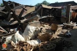 Kondisi Pasar Niten di Jalan Bantul yang hancur akibat gempa, tampak barang dagangan berupa ubi j...