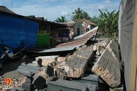 Reruntuhan bangunan akibat gempa yang menimpa “kijing” yang dijual di sekitar Jalan Bantul.