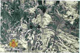 Nyonya Tamara Fraser dan Nyonya Tien Suharto di taman anggrek T.M.I.I.