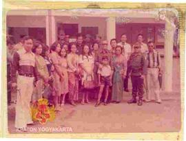 Sri Sultan Hamengku Buwono IX foto bersama sebelum meninggalkan Banda Aceh  tampak di depan belia...