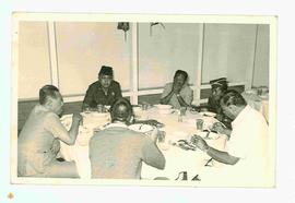 Sri Sultan (no. 1 dari kiri)  sedang menikmati jamuan makan di lokasi Proyek Pengawetan Sayur May...
