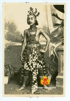 Raden Gatutkaca, seorang tokoh dalam pewayangan dengan mengenakan busana kina.