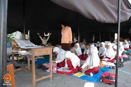 Proses belajar mengajar di bawah tenda darurat di SD Giwangan Yogyakarta.