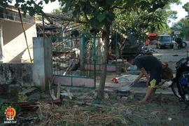 Seorang bapak di daerah Bambanglipuro sedang melakukan aktifitas memasak di luar rumah dengan per...