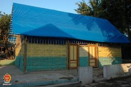 Bangunan rumah darurat yang dibuat dari bambu dengan atap terbuat dari terpal dibangun di bekas b...