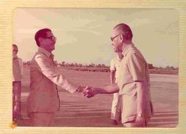 Sri Sultan Hamengku Buwono IX berjabat tangan dengan Gubernur Bengkulu Drs. Abdul Chalik sebelum ...