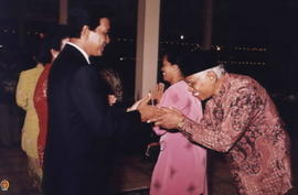 Sri Sultan HB X dan GKR Hemas berjabat tangan dengan  Bapak Jayeng Sagito anggota DPRD Golkar bes...
