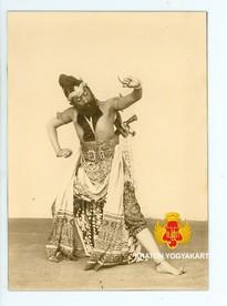 Raden Panji Dirgantaka (Kartala) tayungan (menari).