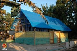 Rumah darurat yang terbuat dari bambu dengan sebagian dinding bagian atasnya dibuat dari jeruji d...