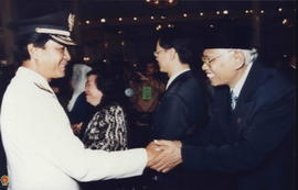 Anggota  DPRD Prop DIY Bapak Jayeng Sugito sedang memberikan selamat pada Sri Sultan HB X beserta...