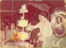RAj. Andini Dewi Hadinegoro memotong kue tart pada upacara pertunangannya dengan BRM Kasworo yang...