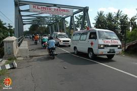 2 (dua) buah mobil ambulans milik PMI Cabang Jakarta Utara dan PMI Cabang Jakarta Timur sedang me...