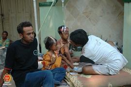 2 (dua) orang anak kecil yang terluka kepalanya akibat gempa dirawat di depan Rumah Sakit PKU Muh...