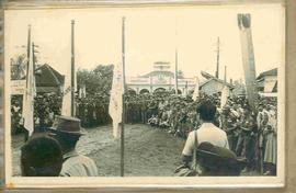 Masyarakat berjubel di belakang aparat keamanan menyambut kedatangan Sri Sultan Hamengku Buwono I...
