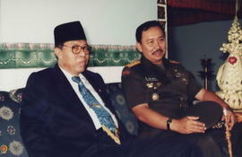 Mendagri (Syarwan Hamid) dan Komandan Danrem 072 Pamungkas Kol. Joko Santosa sedang duduk bersama...