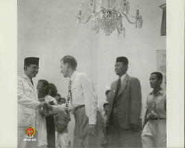 Ucapan selamat kepada Presiden RI Bung Karno atas penyerahan kedaulatan RI dari Diplomat luar neg...