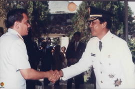 Sri Sultan HB X berjabat tangan dengan Gubernur AAU Marsda TNI Chappy Hakim  di Gedung Wilis