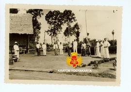 Rombongan residen, kontrolir, KRT Dirjokusuma beserta para istri berfoto di depan rumah Gathak Tr...