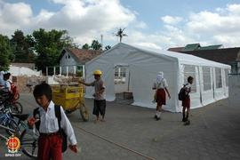 Sebuah tenda darurat berwarna putih sebagai kelas darurat didirikan di halaman SD Giwangan yang s...