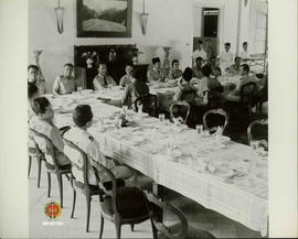 Suasana jamuan makan di istana negara Yogyakarta. Tampak Presiden Soekarno, Sri Sultan Hamengku B...