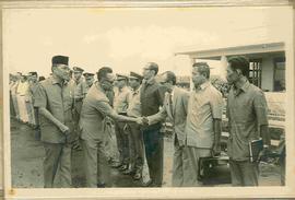 Sri Sultan Hamengku Buwono IX tiba di Bandara Achmad Yani didampingi Moenadi disambut oleh para p...