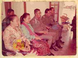 Para tamu Sri Sultan Hamengku Buwono IX sedang duduk di kediaman Mayor CPM Budi Permana.