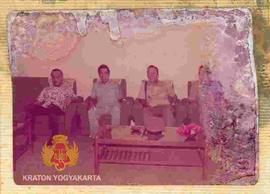 Sri Sultan Hamengku Buwono IX (baju batik) bersama para pejabat dari Banda Aceh dalam rangka kunj...