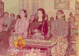 RAj. Andini Dewi Hadinegoro diapit oleh ibu dan ayahandanya GBPH Hadi Negoro pada upacara pertuna...