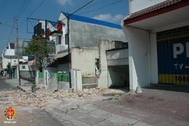 Reruntuhan bangunan pertokoan di Jalan Gandekan Lor Yogyakarta (samping BPR ABC) akibat gempa.