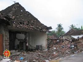 Kerusakan bangunan akibat gempa bumi disebelah utara Pasar Imogiri lama.