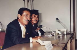Tampak dari kiri Bupati Sleman Arifin Ilyas,dan Walikotamadya Yogyakarta R. Widagdo  serius mende...