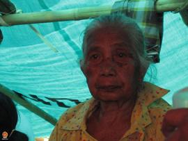 Seorang nenek berada di tenda darurat yang digunakan sebagai tempat tinggal di wilayah Kaligatuk,...