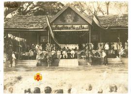 Para pembesar dari Karesidenan Kulon Progo duduk di dalam bangunan yang dihiasi dengan tarub dala...