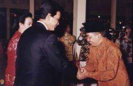 Gubernur DIY Sri Sultan HB X beserta istri GKR Hemas sedang menerima ucapan selamat dari Bapak Su...