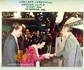 Sri Sultan Hamengku Buwono IX berjabat tangan dengan Istri Asisten Menteri I Riset dan Teknologi ...